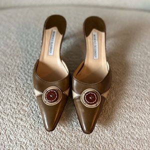 Rare Manolo Blahnik Brown Leather Kitten Heel Mules w/ Button 37.5